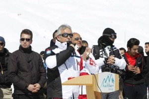 Hakkari'nin kış turizmindeki potansiyelini tanıtmak amacıyla Merga Bütan Kayak Merkezi'nde düzenlenen kar festivalinde renkli görüntüler oluştu. Vali Toprak festival alanında bir konuşma yaptı. ( Yılmaz Kazandıoğlu - Anadolu Ajansı )