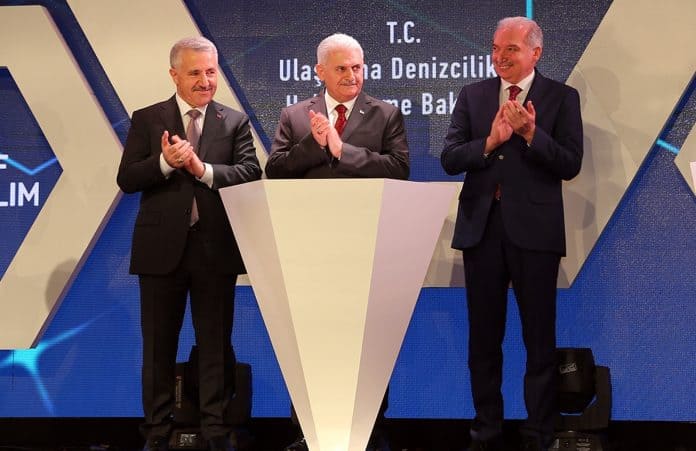 Ulaştırma, Denizcilik ve Haberleşme Bakanı Ahmet Arsan, Başbakan Binali Yıldırım ve İstanbul Büyükşehir Belediye Başkanı Mevlüt Uysal