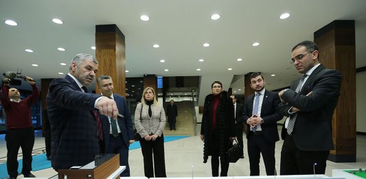 Kayseri Büyükşehir Belediye Başkanı Mustafa Çelik ve Kayseri 12. Bölge Eczacı Odası Başkanı Oğuzhan Ulutaş ve yönetim kurulu üyeleri
