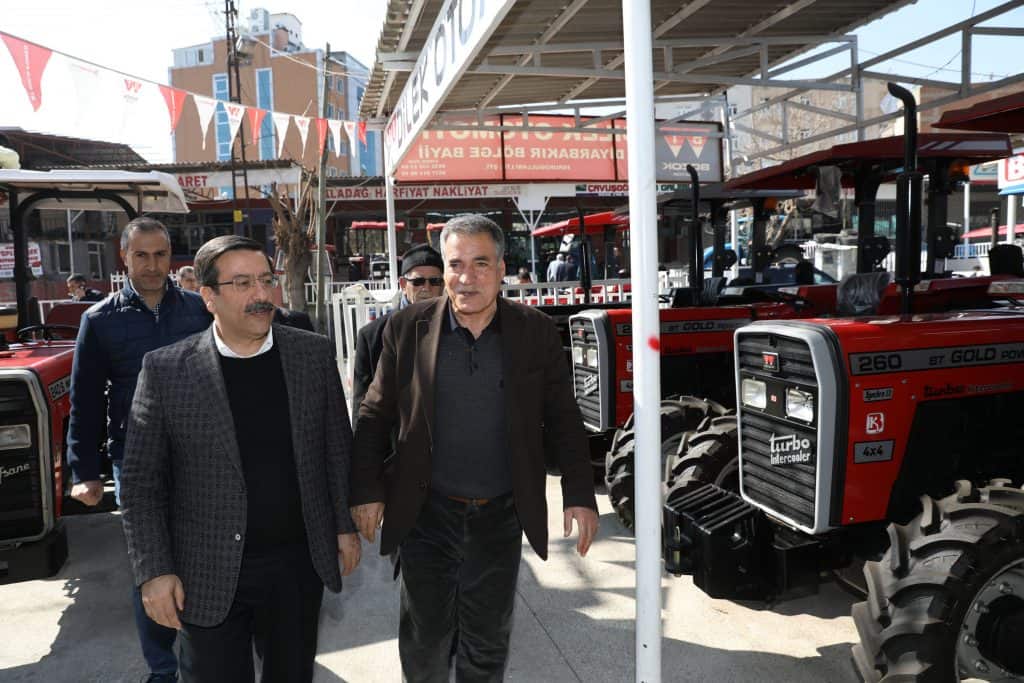 AK Parti Diyarbakır Büyükşehir Belediye Başkan Adayı Cumali Atilla, Traktörcüler Sitesi esnafını ziyaret etti. 