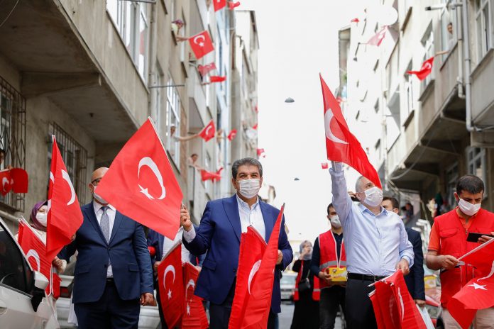 Esenlerde balkonlar Türk Bayraklarıyla donandı ozelkalem.com .trjpg