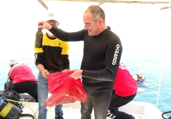 Gemlik Belediye Başkanı Mehmet Uğur Sertaslan dalgıç kıyafetiyle denize dalıp çöp topladı