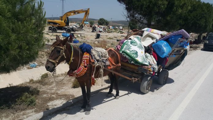 eşme Belediyesi roman vatandaşların çadırlarını yıktı