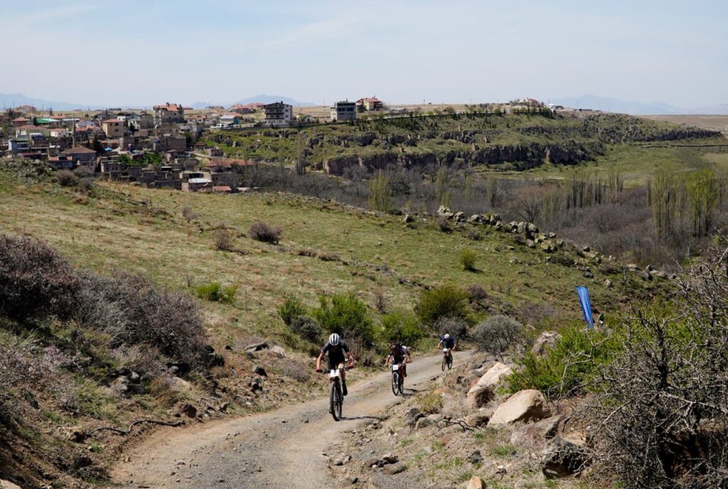 Türkiye’de bisiklet sporunun merkezi haline gelen Kayseri'de 12 ülkeden 55 sporcunun katıldığı uluslararası dağ bisiklet yarışları heyecanı sürüyor.