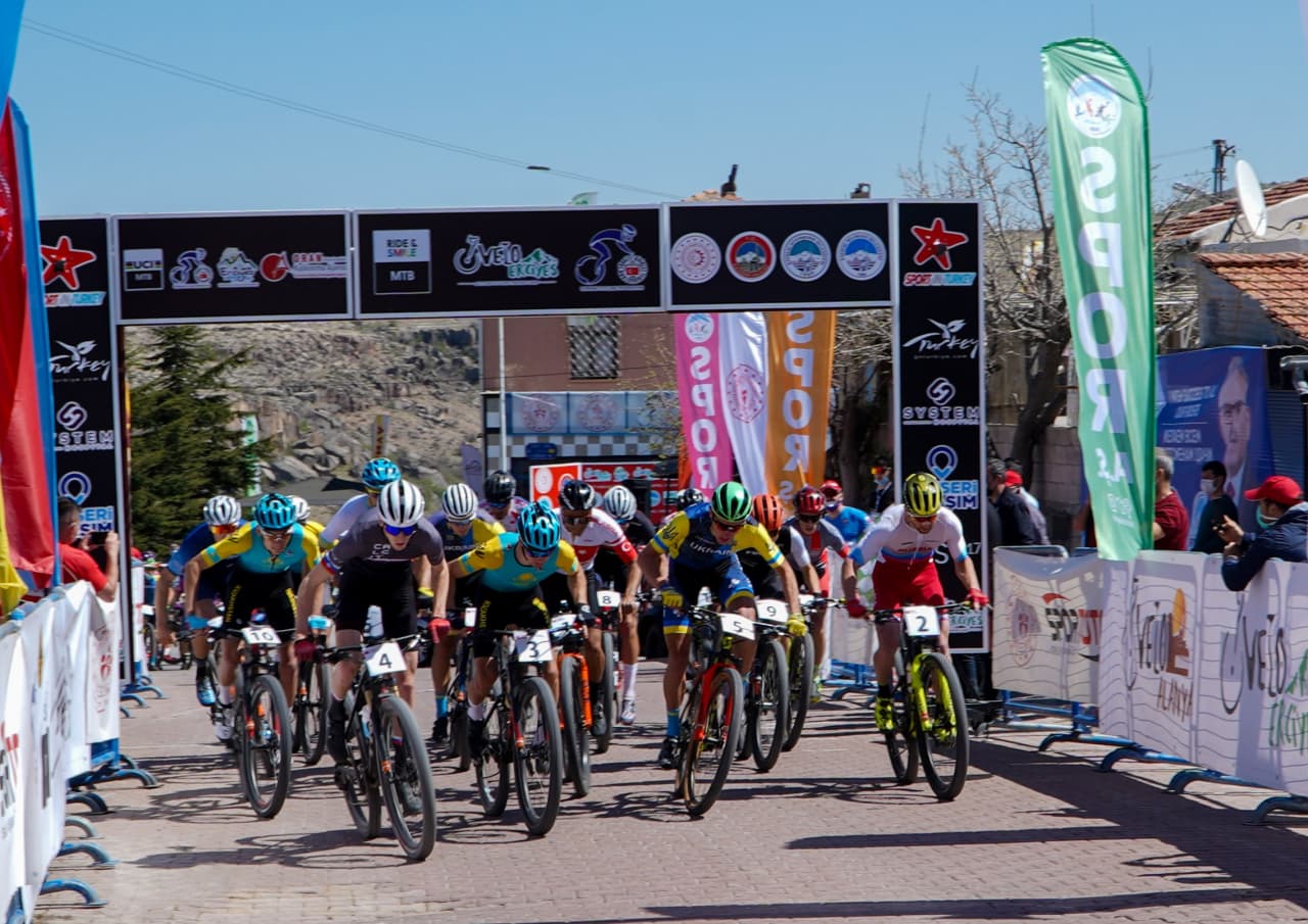 Türkiye’de bisiklet sporunun merkezi haline gelen Kayseri'de 12 ülkeden 55 sporcunun katıldığı uluslararası dağ bisiklet yarışları heyecanı sürüyor.