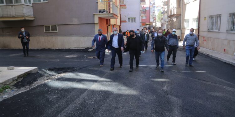 Sivas Belediyesi altyapı ve yol yenileme çalışmalarına devam ediyor. Bu kapsamda Mevlana mahallesinde bulunan Güneş Evler Sitesinin 35 yıldır yaşadığı alt yapı sorunu yapılan çalışmalar sayesinde giderildi.