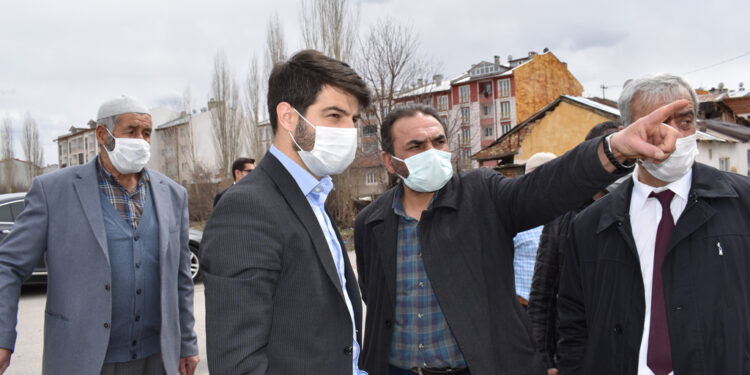 Sivas Belediyesi Veteriner İşleri Müdürlüğü ekipleri tarafından şehrin tamamında sivrisinek ve haşerelerin larvalama noktalarına ilaçlama çalışması başlatıldı. 