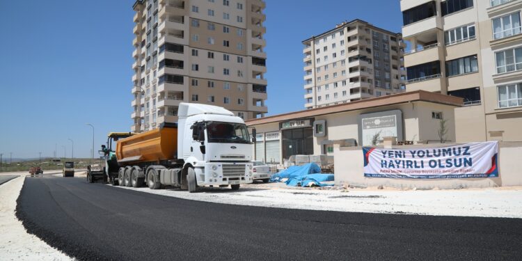 Gaziantep Büyükşehir Belediye Başkanı Şahin, Şahinbey ilçesine bağlı Mavikent ve Şahintepe’deki yol açma ve asfaltlama çalışmalarını inceledi.