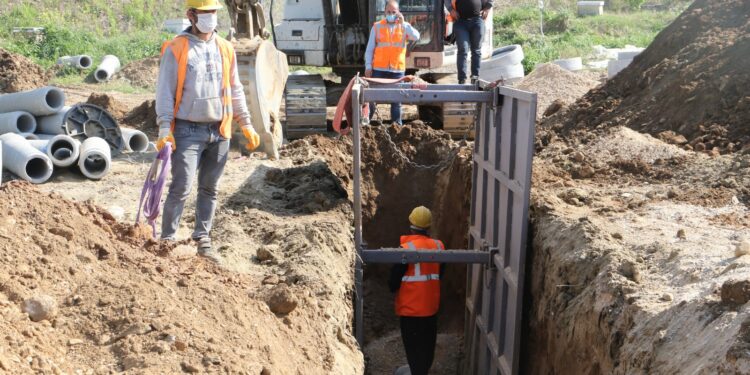 Manisa Büyükşehir Belediyesi, MASKİ Genel Müdürlüğü, Turgutlu'nun Çepnidere Mahallesinde kanalizasyon hattı döşeme çalışmasına başladı.