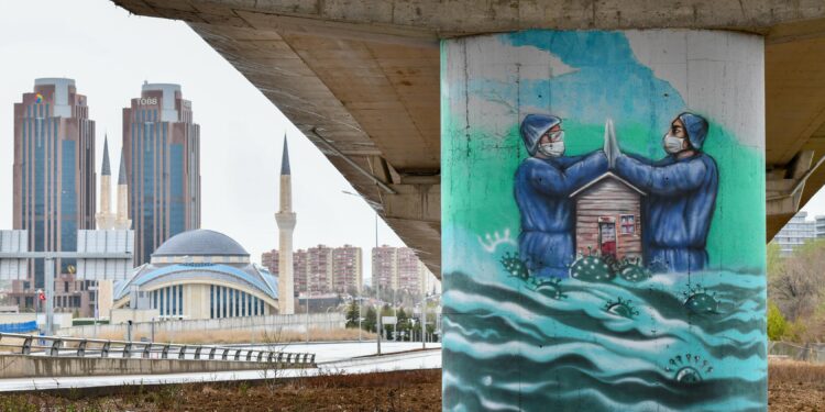 Ankara Büyükşehir Belediyesi, salgınla mücadele eden kahraman sağlık çalışanlarına vefa göstermek ve moral vermek amacıyla Bilkent Şehir Hastanesi bölgesinde bulunan köprü kolonlarını grafitilerle donattı.