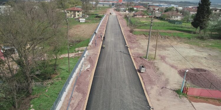 Büyükşehir Belediyesi, Kartepe Sarımeşe Mahallesi Bağdat Caddesi’nde 4 bin 700 ton pilent miks temel serimi sonrası 2 bin 100 ton binder asfalt serimine başladı.