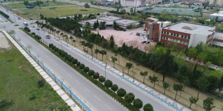 Manisa Büyükşehir Belediyesi'nde, Başkan Cengiz Ergün'ün 2021 yılı için koyduğu 250 bin metrekarelik peyzaj hedefi tamamlanmak üzere.