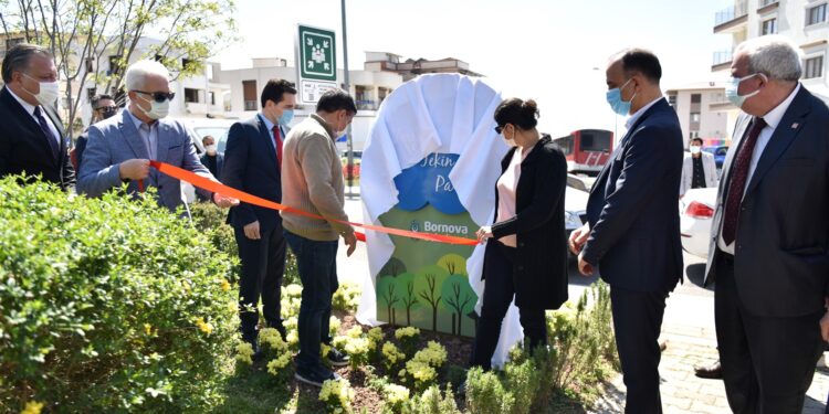 30 Ekim Depremi’nde hayatlarını kaybeden Feryal Özge ve Ömer Yiğitcan Tekin kardeşlerin ismi  evlerinin yanındaki parka verildi.