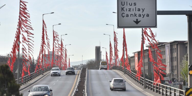 Ankara Büyükşehir, 23 Nisan Ulusal Egemenlik ve Çocuk Bayramı nedeniyle Başkent'in caddelerini Türk bayrakları ve kutlama mesajları ile süsledi. 