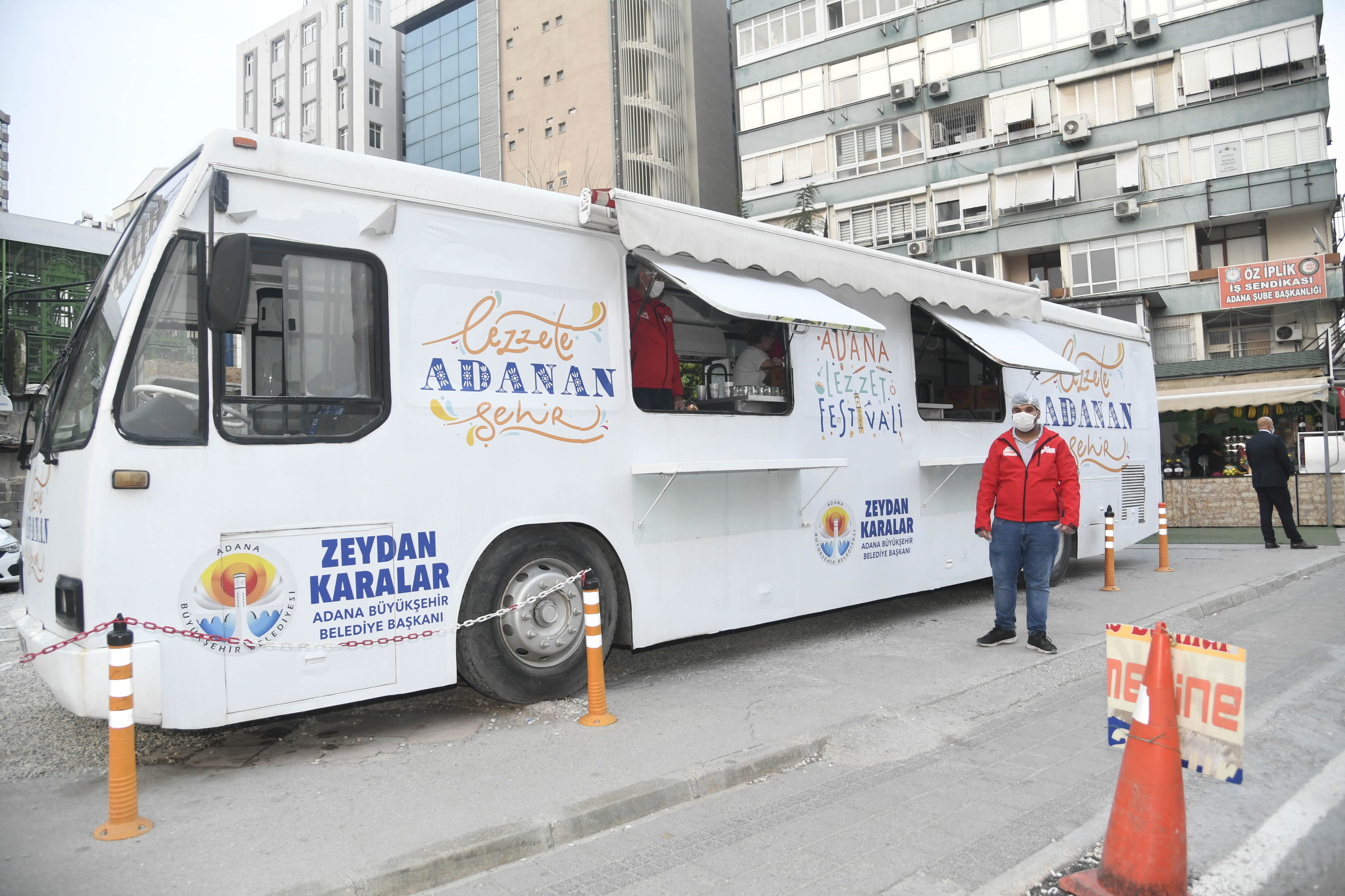 Adana Büyükşehir Belediyesi, Ramazan Ayı’nda iftar saatlerinde şehrin değişik bölgelerinde gerçekleştirdiği çorba dağıtımı ile çeşitli nedenlerden dolayı iftara yetişemeyen vatandaşların orucunu açabilmesini sağlıyor.