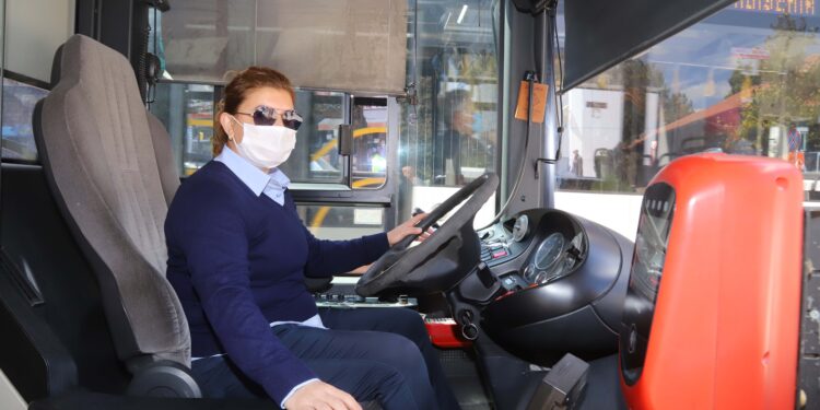 2020 yılında Eskişehir Büyükşehir Belediyesi’nde göreve başlayan kadın otobüs şoförleri, iş başvurusunda bulunacak ve çalışma arkadaşları olacak kadınlar için şoförlük deneyimlerini paylaştı.