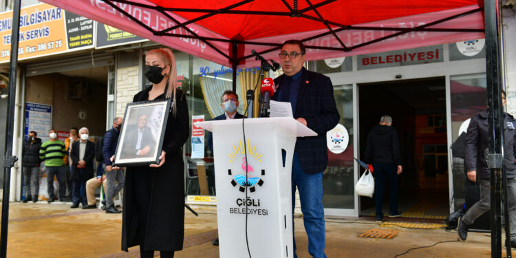 Covid-19 sebebiyle bir süredir tedavi gördüğü hastanede yaşama gözlerini yuman Çiğli Belediye Başkan Yardımcısı Mustafa Avdan düzenlenen duygu dolu törenle sonsuzluğa uğurlandı.