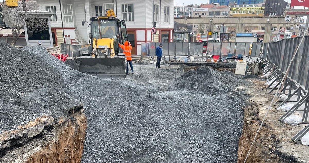 İSKİ, Bakırköy İncirli Caddesi’nin altyapısını tamamen yeniliyor.  Böylece yağmur sonrası taşkınlar ortadan kalkacak, kanalizasyon ve koku sorunları çözülecek.