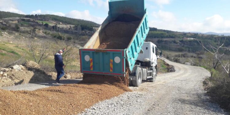 Manisa Büyükşehir Belediyesi Yol Yapım Bakım ve Onarım Dairesi Başkanlığı ekipleri, Akhisar’da da çalışmalarına devam ediyor.