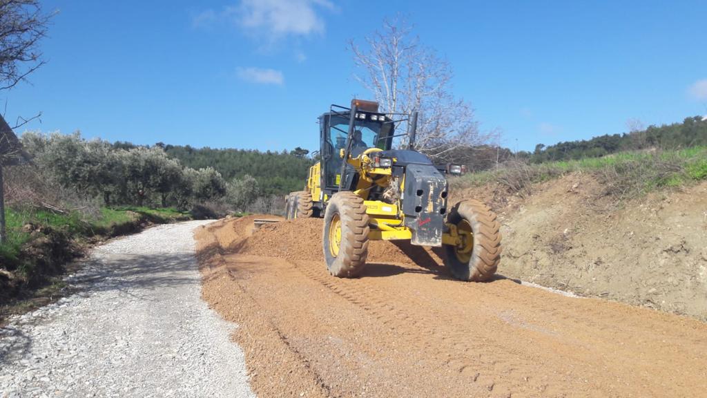 Manisa Büyükşehir Belediyesi Yol Yapım Bakım ve Onarım Dairesi Başkanlığı ekipleri, Akhisar’da da çalışmalarına devam ediyor.