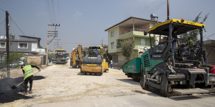Mersin Büyükşehir Belediyesi ekipleri, Sabahattin Çakmakoğlu ve Fasih Kayabalı Caddesi’nde yolları yeniliyor. Mazgallar da modernize ediliyor.