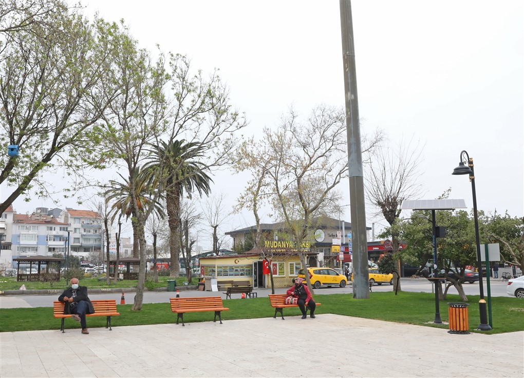 Mudanya Belediyesi tarafından ilçe merkezindeki parklara yerleştirilen güneş enerjili aydınlatma sistemi önemli tasarruf sağlayacak.