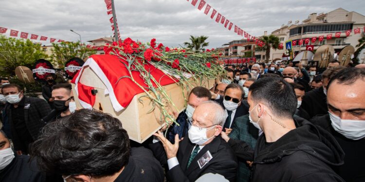 Tedavi gördüğü hastanede hayatını kaybeden Torbalı Belediye Başkanı İsmail Uygur törenle son yolculuğuna uğurlandı.