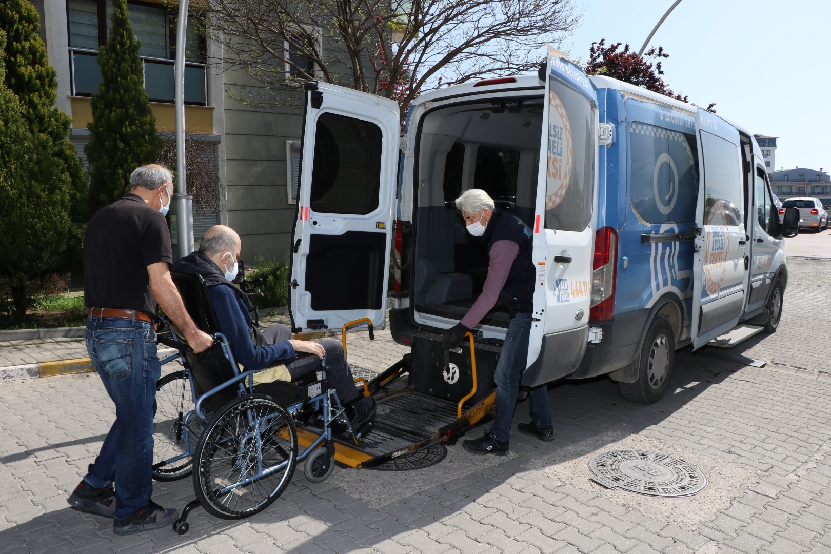 Kocaeli Büyükşehir Belediyesi, sunmuş olduğu “Engelsiz Taksi” hizmeti ile engelli vatandaşların günlük hayatlarının kolaylaşmasına imkân sağlıyor.