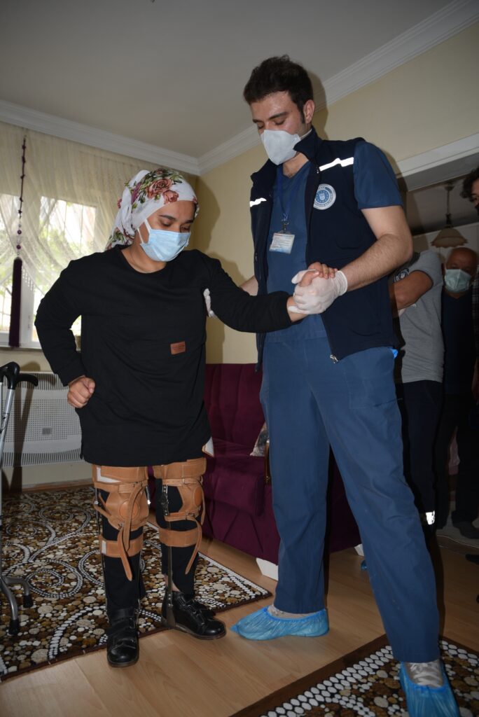 17 yaşındaki Sevgi Bayat, Bursa Büyükşehir Evde Hasta Bakım Hizmetleri’nden aldığı fizik tedavi hizmeti sayesinde bastonla yürümeye başladı.