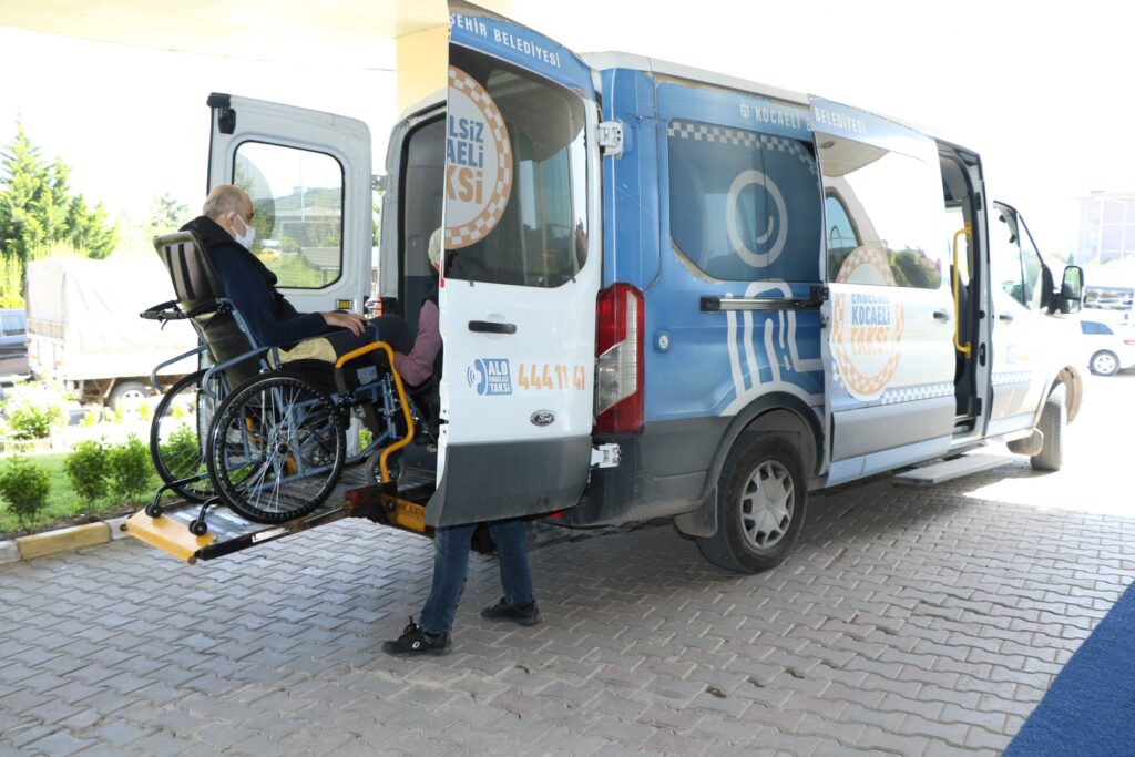 Kocaeli Büyükşehir Belediyesi, sunmuş olduğu “Engelsiz Taksi” hizmeti ile engelli vatandaşların günlük hayatlarının kolaylaşmasına imkân sağlıyor.