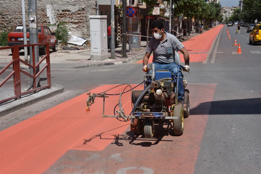 Büyükşehir Belediyesi, tam kapanma döneminde; toplu taşıma araçlarının kullandığı tercihli otobüs yollarını boyayıp, yeniliyor.