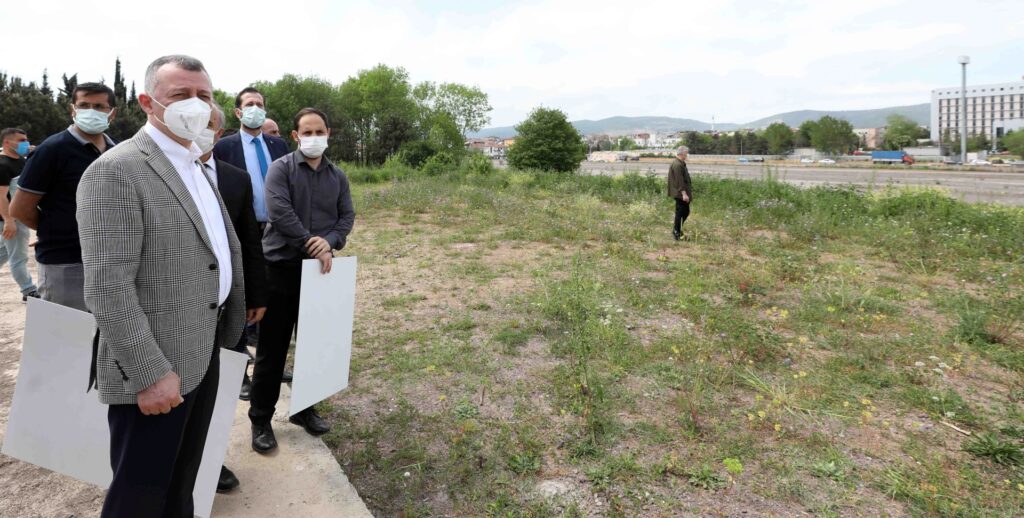Kocaeli Büyükşehir Başkanı Tahir Büyükakın, eski Derince Askeri Hastanesi alanında yapılacak Sağlıklı Yaşam Parkı projesini inceledi.