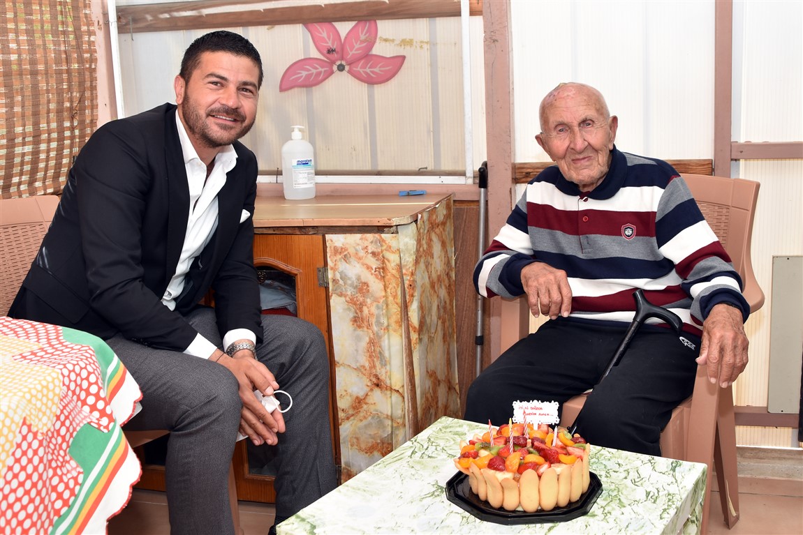 Foça Belediye Başkanı Fatih Gürbüz, 14 Mayıs Cuma günü 100 Yaşına giren Hüseyin İyigün’ü ziyaret edip, yeni yaşını ve bayramını kutladı.