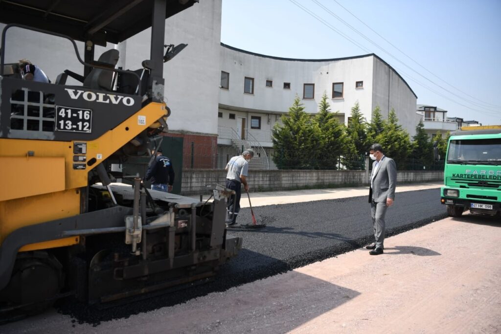 Kocaeli Büyükşehir ve Kartepe Belediyesi ekipleri Dumlupınar Mahallesi’nde asfalt serime devam ediyor. Belediye ekipleri Hekim Sokak’ta asfalt çalışmalarını tamamladı. 