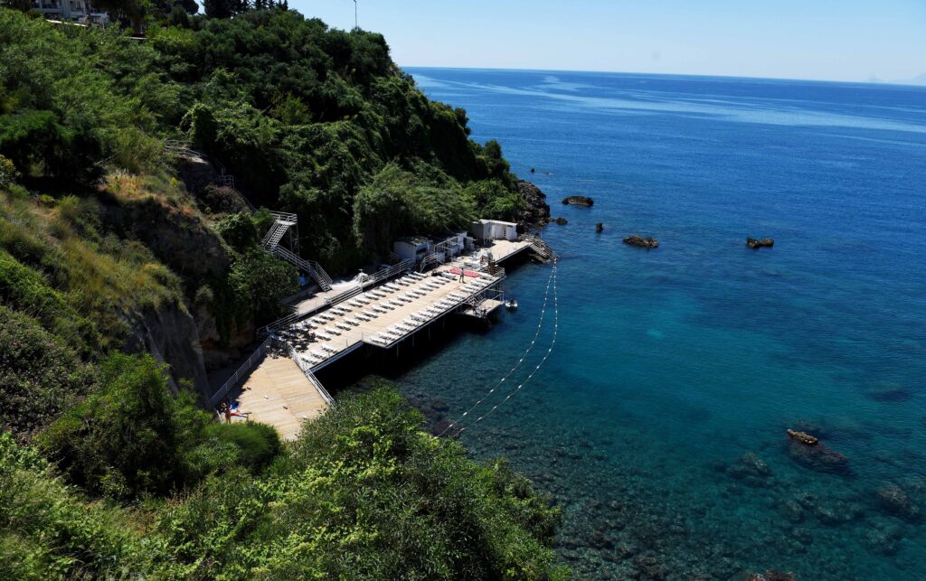 Antalya’da Muratpaşa Belediyesi, falezlerin denizle buluştuğu noktada yer alan mavi bayraklı plajlarında yeni sezon hazırlıkları tamamladı.