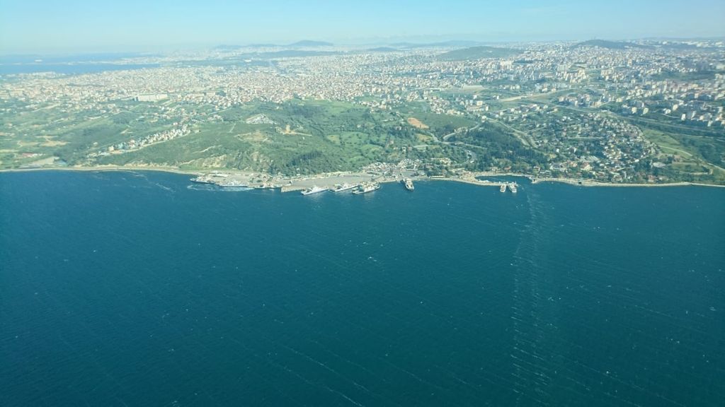 Kocaeli Büyükşehir Belediyesi ekipleri, beyaz ve kahverengi tabaka ile kaplanan İzmit Körfezi'nden 42 günde 110 ton deniz salyası topladı.