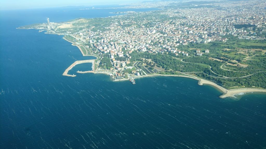 Kocaeli Büyükşehir Belediyesi ekipleri, beyaz ve kahverengi tabaka ile kaplanan İzmit Körfezi'nden 42 günde 110 ton deniz salyası topladı.