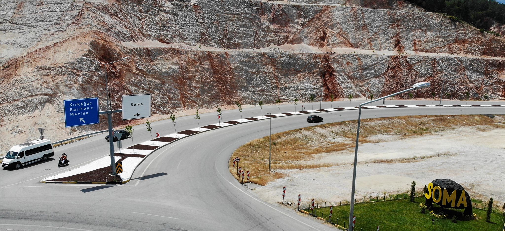 Manisa Büyükşehir Belediyesi tarafından Soma ilçesi Maden Şehitleri Caddesi’nde yürütülen peyzaj çalışmaları tamamlandı.