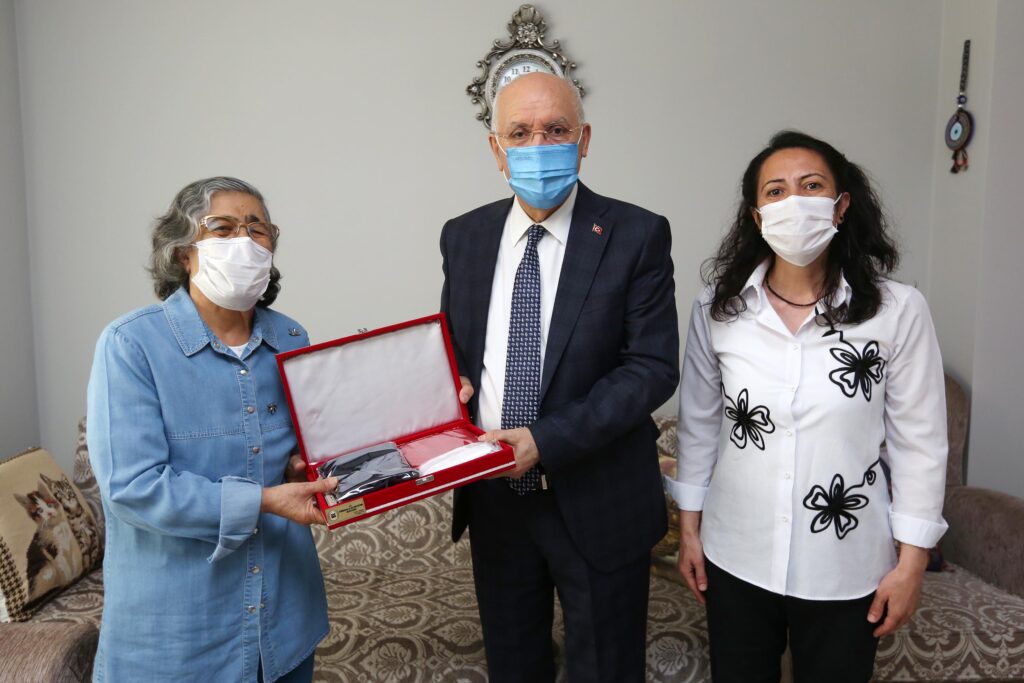 Yenimahalle Belediye Başkanı Fethi Yaşar, Anneler Günü dolayısıyla şehit Mustafa Tanış ve Şehit Hüseyin Akay’ın evlerini ziyaret etti.
