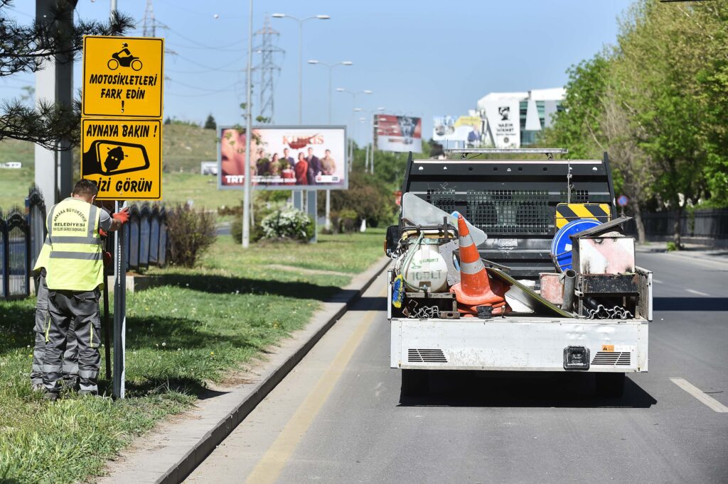 Ankara Büyükşehir, trafikte motosiklet sürücülerine karşı farkındalık yaratmak ve kazaları önlemek amacıyla uyarı levhaları yerleştirmeye başladı.