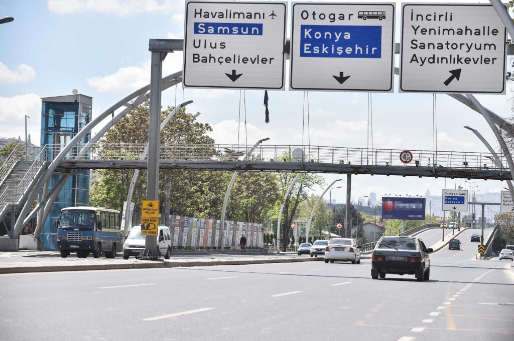Ankara Büyükşehir, trafikte motosiklet sürücülerine karşı farkındalık yaratmak ve kazaları önlemek amacıyla uyarı levhaları yerleştirmeye başladı.