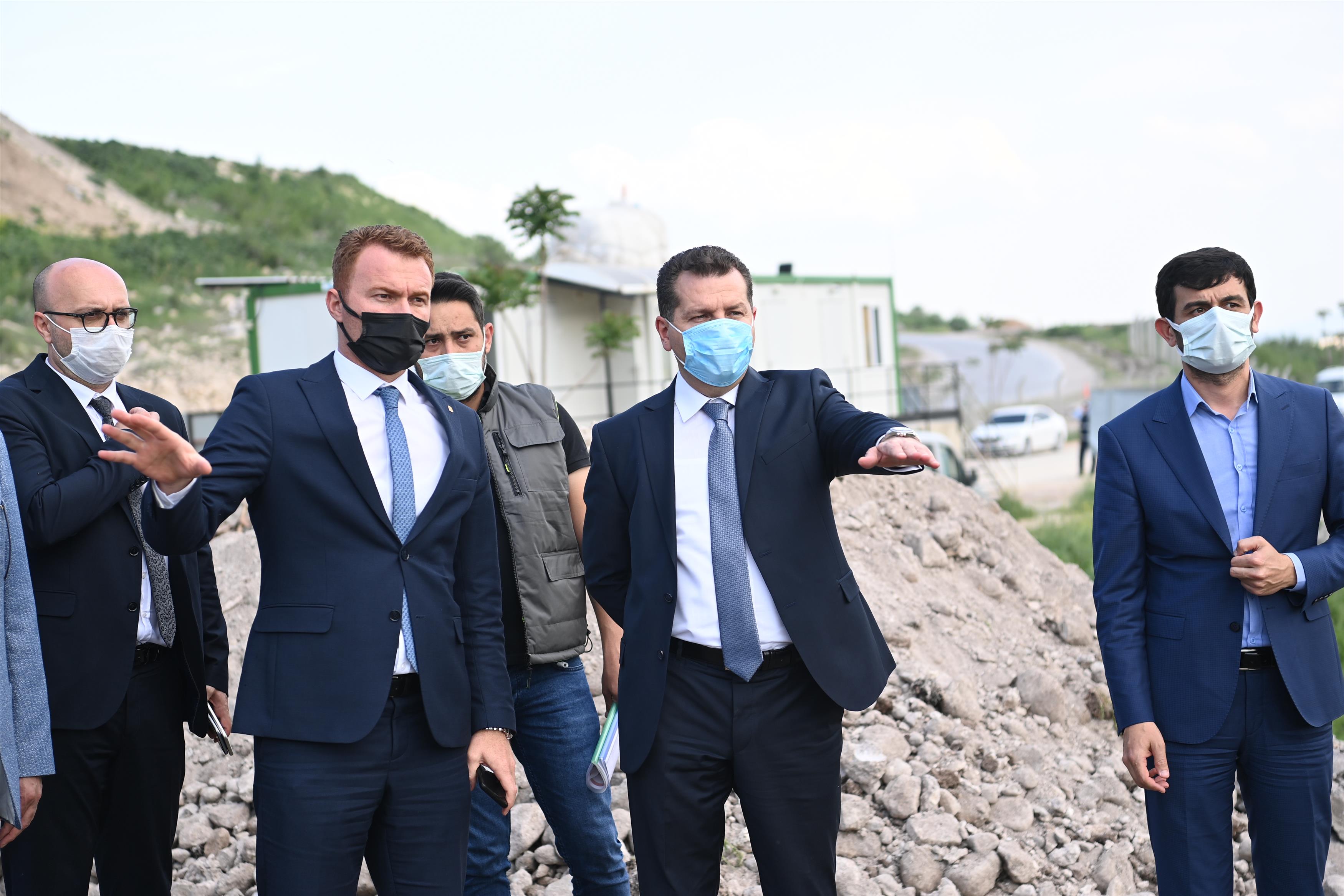 Balıkesir Büyükşehir Belediye Başkanı Yücel Yılmaz, Milletvekili Yavuz Subaşı ile beraber Katı Atık Entegre Tesisi’ni ziyaret etti.