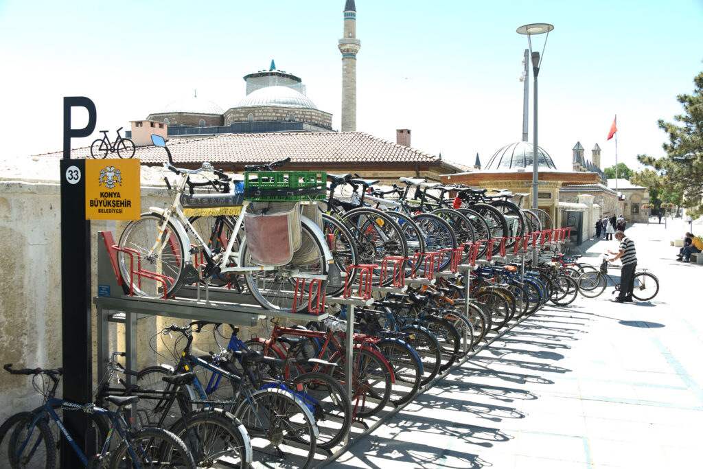 Konya Büyükşehir, araç otoparklarına ve şehrin farklı noktalarına iki katlı, yeni nesil bisiklet parkları monte etti. Bisiklet tutkunları memnun oldu.