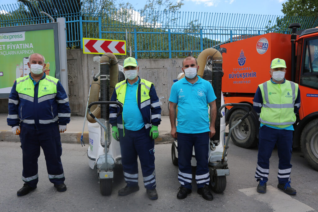İstanbul Büyükşehir ve Ataşehir Belediyesi işbirliği ile 35 cadde ve bağlı sokaklarda yapılan bahar temizliğine, 27 araç, 117 personel katıldı.