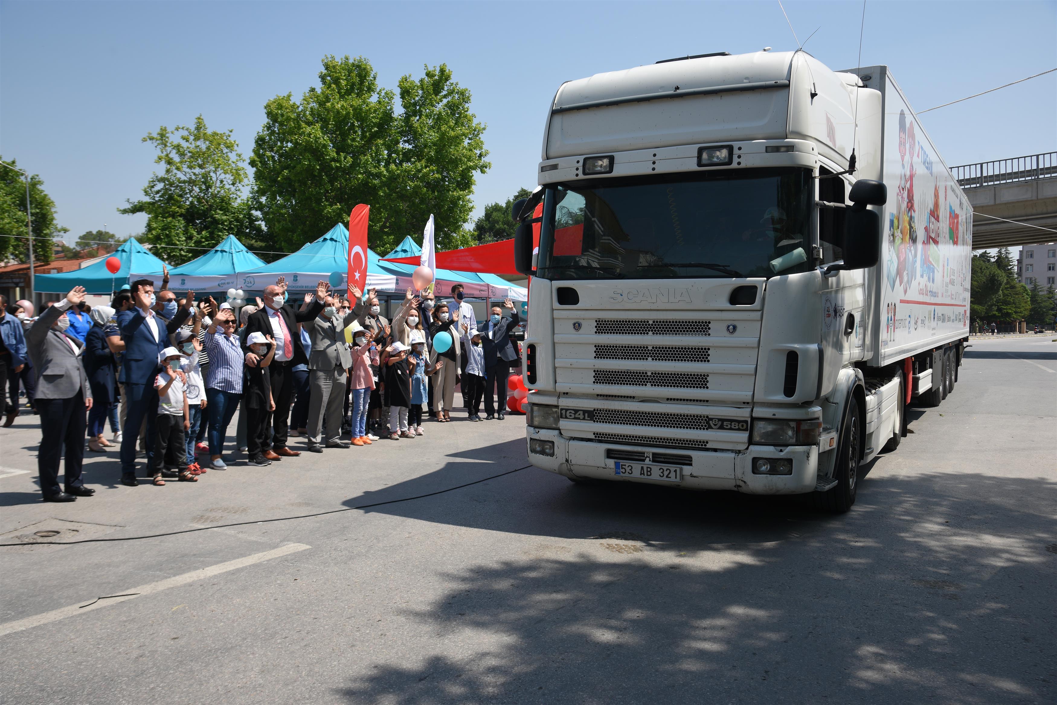 1 Haziran Dünya Çocuk Günü’nde, Tovuz şehrinde olacak karavanda bulunan yaklaşık 40 bin hediye, Azeri çocuklara iletilecek.
