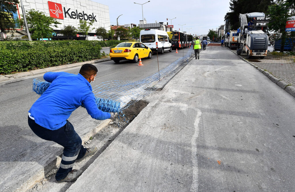İzmir Büyükşehir ekipleri kapanma sürecini fırsata çevirerek kent içi ulaşımı rahatlatmak için 7 ayrı bölgede kavşak ve yol düzenlemesi yapıyor.