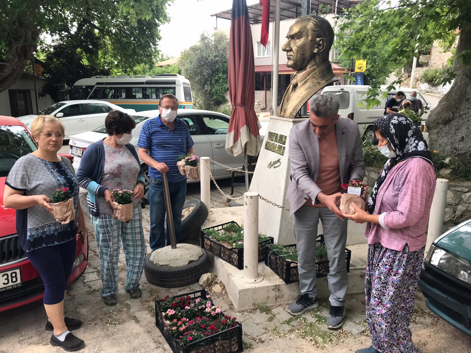 İzmir Büyükşehir, destek olmak için kooperatiflerden alınan 15 bin saksı karanfil ve dalya çiçeğini anneler ile kadın muhtarlara dağıtıyor.