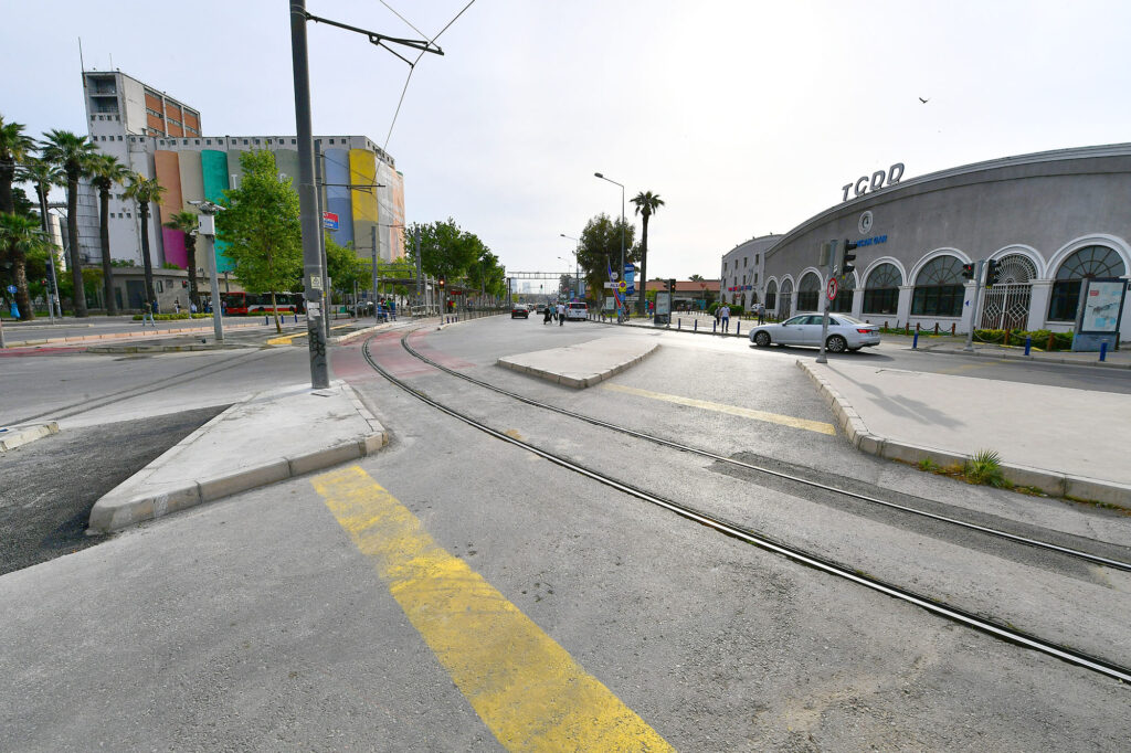 İzmir Büyükşehir ekipleri kapanma sürecini fırsata çevirerek kent içi ulaşımı rahatlatmak için 7 ayrı bölgede kavşak ve yol düzenlemesi yapıyor.