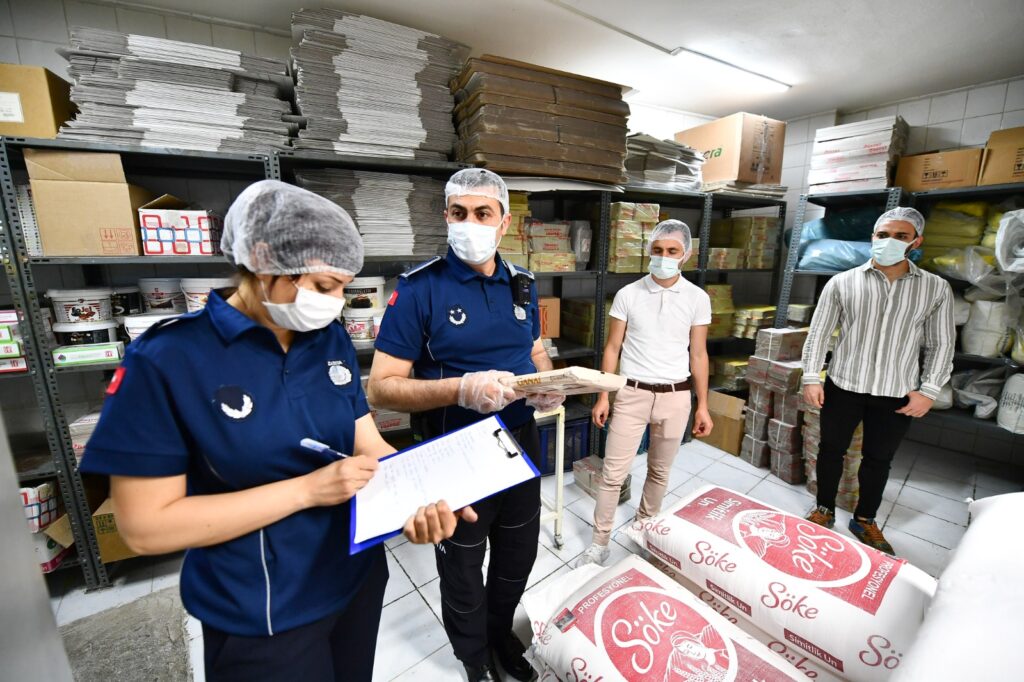 İzmir Büyükşehir Belediyesi Zabıta Dairesi Başkanlığı ekipleri, bayram öncesi tatlı imalathaneleri, fırınlar ve gıda satışı yapan işletmeleri denetledi.