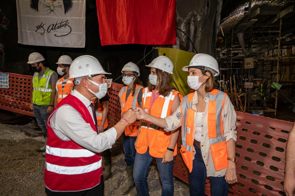 İzmir Büyükşehir Başkanı Tunç Soyer, Narlıdere Metro Şantiyesi'ni ziyaret ederek tünel inşaatında çalışan personelin Ramazan Bayramı'nı kutladı.